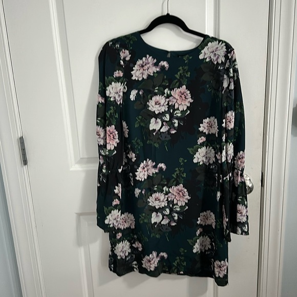 Club Monaco- Size 8 Silk Floral Shift Dress with Bell Sleeves - Picture 2 of 14